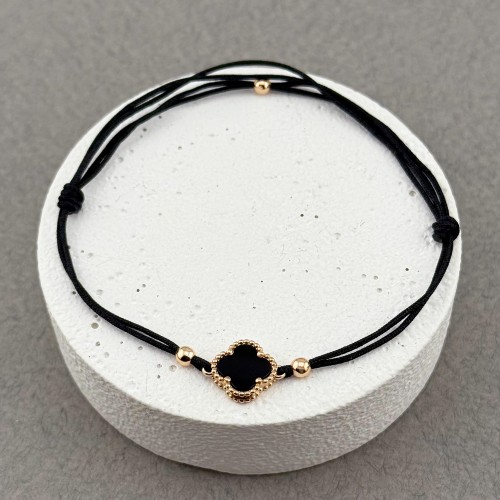 Браслет з чорною ниткою і підвісом Конюшина. Артикул: 010679