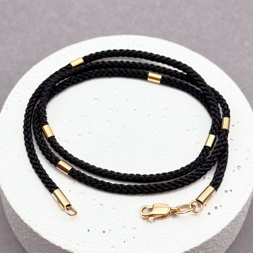 Черный шелковый ювелирный шнурок 2мм с 6 золотыми вставками. Артикул: 009908